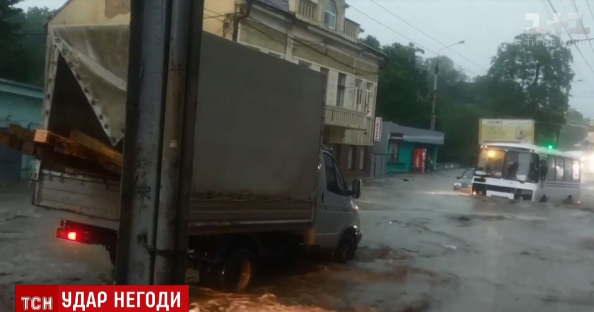 Град із гусяче яйце і повалені смереки: буревій наробив лиха на Буковині та Закарпатті
