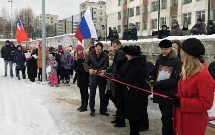 В РФ ученики 40 минут мерзли в ожидании чиновника. Он должен был открыть недостроенный стадион