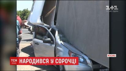 Водитель выжил после того, как на его авто рухнул 20-тонный грузовик