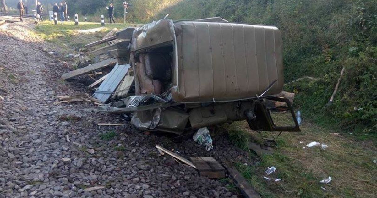 електричка розчавила вантажівку_4 / © facebook/Ігор Зінкевич