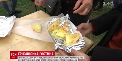 Тисячу хачапурі за 15 хвилин приготували грузинські кухарі у столичному ботсаду