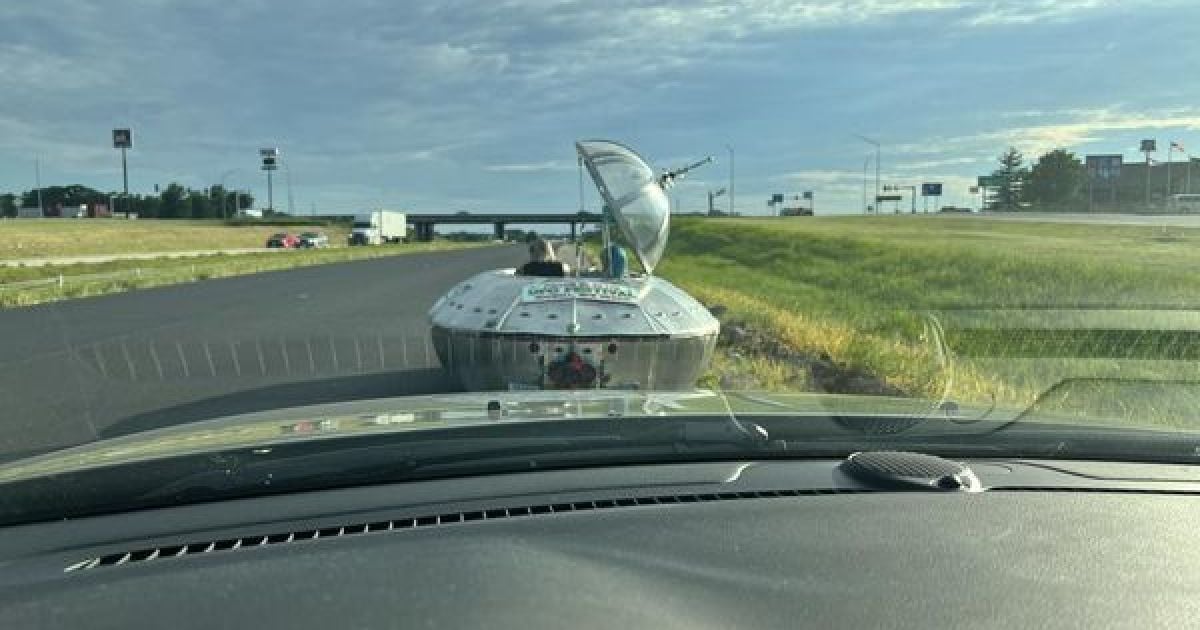 Машина у формі НЛО / Фото: facebook.com/ccsosherifflayman