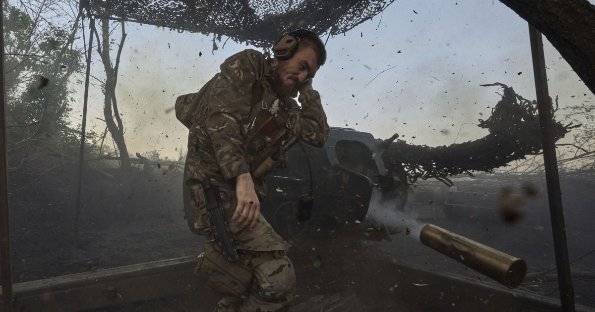 Український військовослужбовець 10-ї штурмової бригади “Едельвейс” стріляє з гармати Д-30 у бік російських позицій на лінії фронту біля Бахмута, Донецька область, 5 липня 2023 року