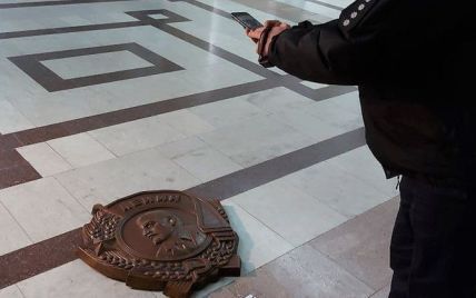 Декомуназация: в Харькове полиция проверяет факт восстановления барельефа с Лениным
