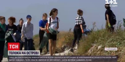 Новости Украины: волонтеры собирали мусор из песка и травы острова Джарылгач
