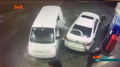 У Чилі банда грабіжників спробувала викрасти авто, власник якого заправлявся на АЗС