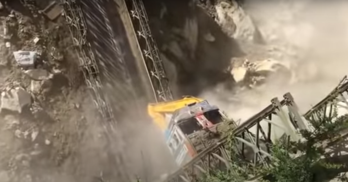 В Сети появилось жуткое видео с обвалом моста, на котором грузовик перевозил экскаватор