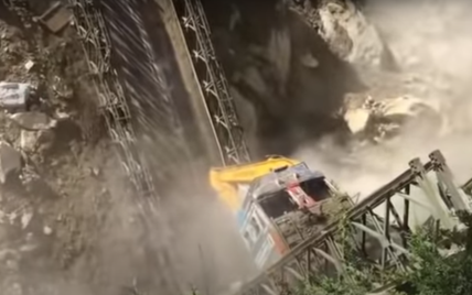 В Сети появилось жуткое видео с обвалом моста, на котором грузовик перевозил экскаватор