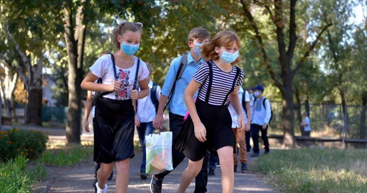 Ивано-Франковск вышел из красной зоны карантина: ученики впервые пошли в школу