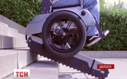 В Швейцарии изобрели инвалидную коляску, самостоятельно преодолевающую лестницы