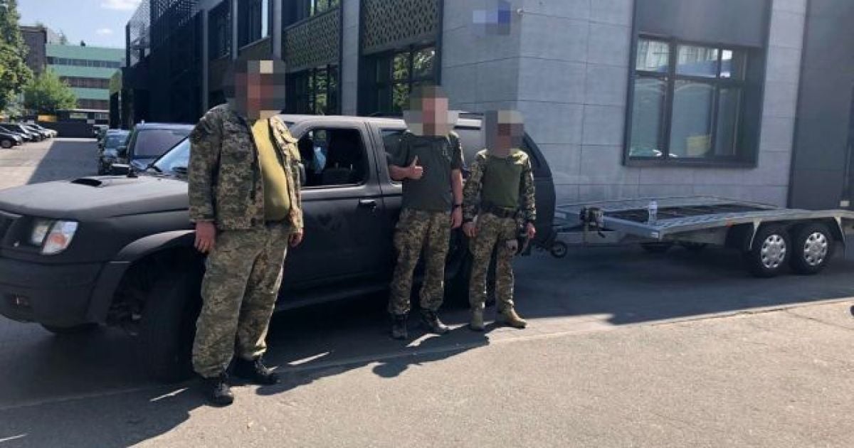 Favbet Foundation передал ВСУ внедорожник Nissan Navara с прицепом-платформой