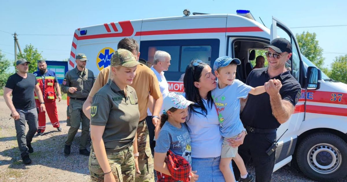 Повернення двох дітей до України