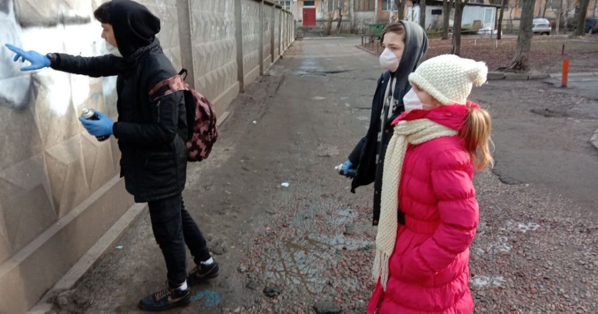 Діти помалювали графіті поверх реклами наркотиків_6 / © ТСН