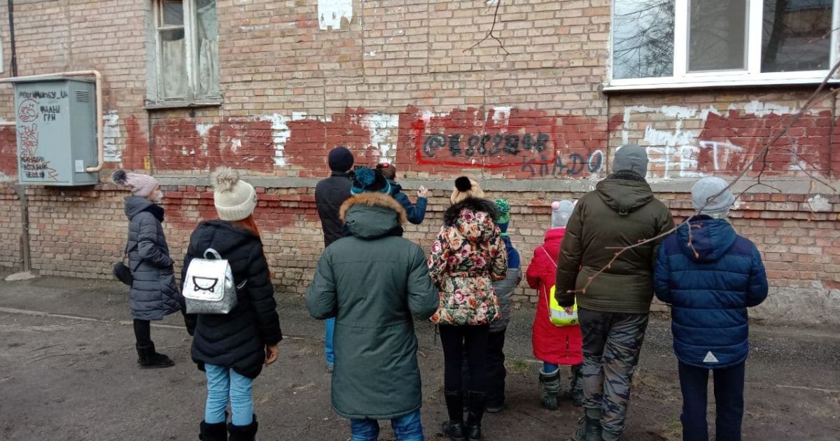 Діти помалювали графіті поверх реклами наркотиків_9 / © ТСН