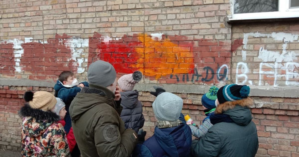 Діти помалювали графіті поверх реклами наркотиків_5 / © ТСН