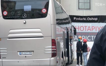 Пассажиров, которые не хотели выходить из самолета, привезли в "Козацкий": теперь они сидят в автобусе