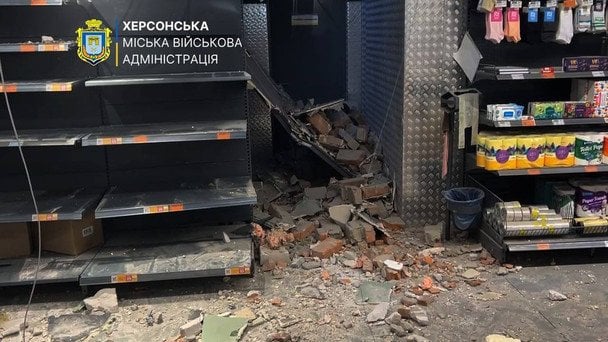 Около 16:30 российский дрон попал в крышу супермаркета в Центральном районе города. Ранен 11-летний мальчик