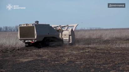 Розмінування проходить дистанційно! ДСНС показали спецтехніку, що допомагає саперам