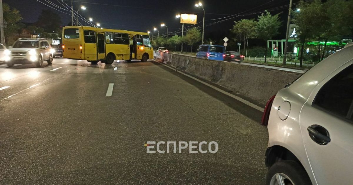 В столице маршрутный автобус протаранил легковушку