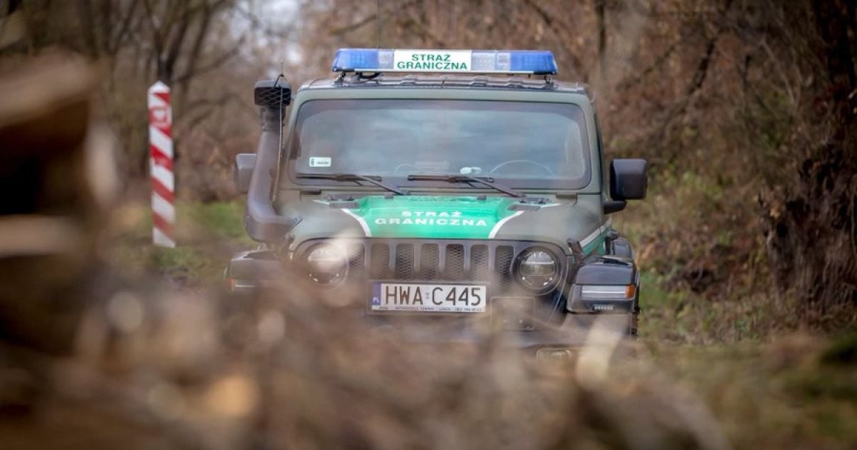 Бросали камни в пограничников: нелегалы пытались прорваться через польскую границу