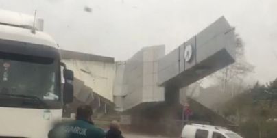 Мощный ураган в Стамбуле переворачивает автомобили и разрушает дома: видео