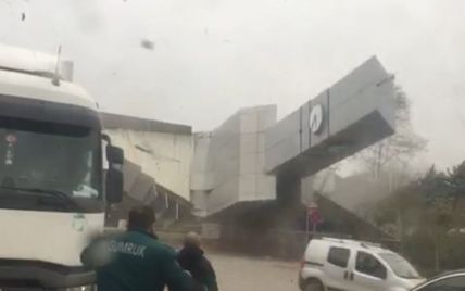 Мощный ураган в Стамбуле переворачивает автомобили и разрушает дома: видео