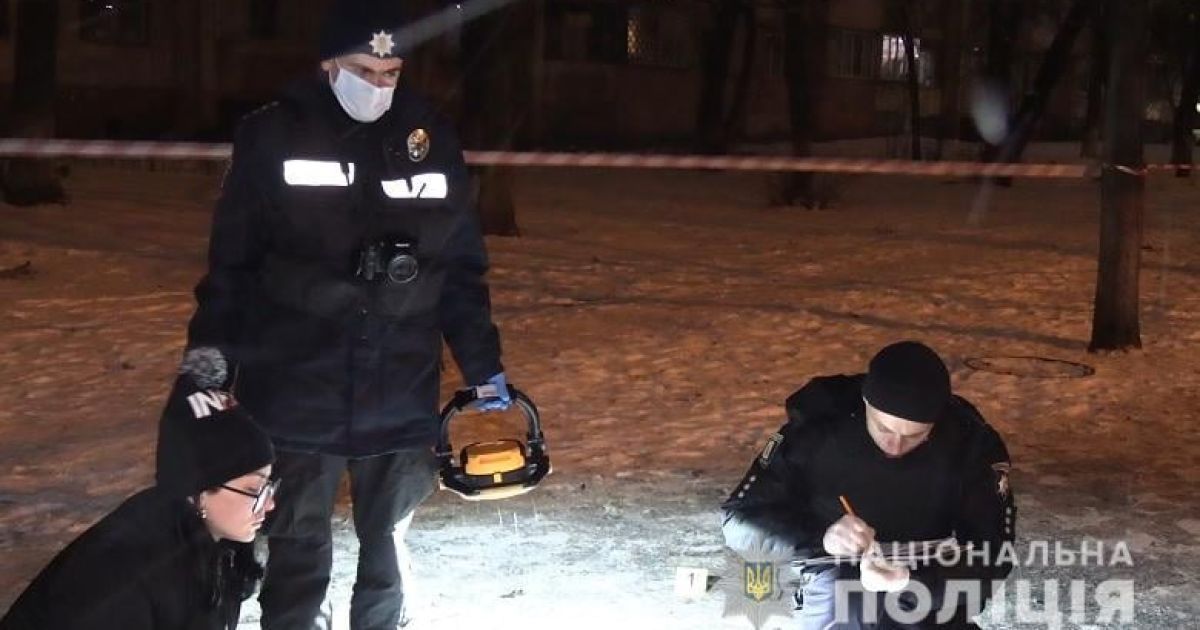 У Києві чоловіка зарізали просто посеред вулиці