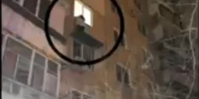 Стояла на чердаке за окном и собиралась прыгнуть: одесситку спасли от самоубийства (видео)