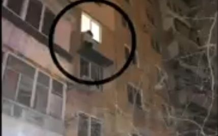 Стояла на піддашші за вікном і збиралася стрибнути: одеситку врятували від самогубства (відео)