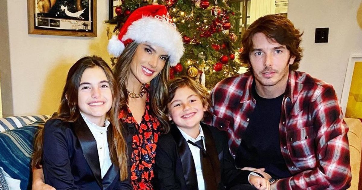 Алессандра Амбросио с возлюбленным и детьми