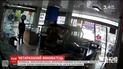 У Китаї пес у фургоні протаранив вітрину магазину