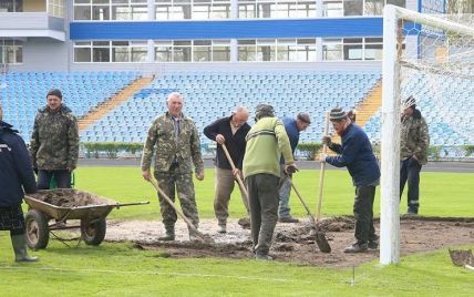 Агрономи "Динамо" готують поле в Миколаєві до матчу Кубка України