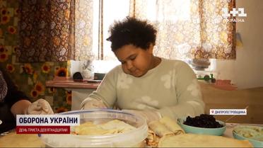 10-летняя волонтерка днями и ночами помогает готовить для военных