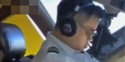 Пилот китайской авиакомпании заснял коллегу, который уснул прямо во время полета