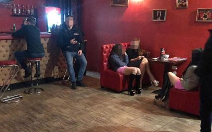 В Киеве "накрыли" стриптиз-клуб, в котором предоставляли сексуальные услуги