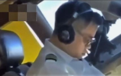 Пилот китайской авиакомпании заснял коллегу, который уснул прямо во время полета