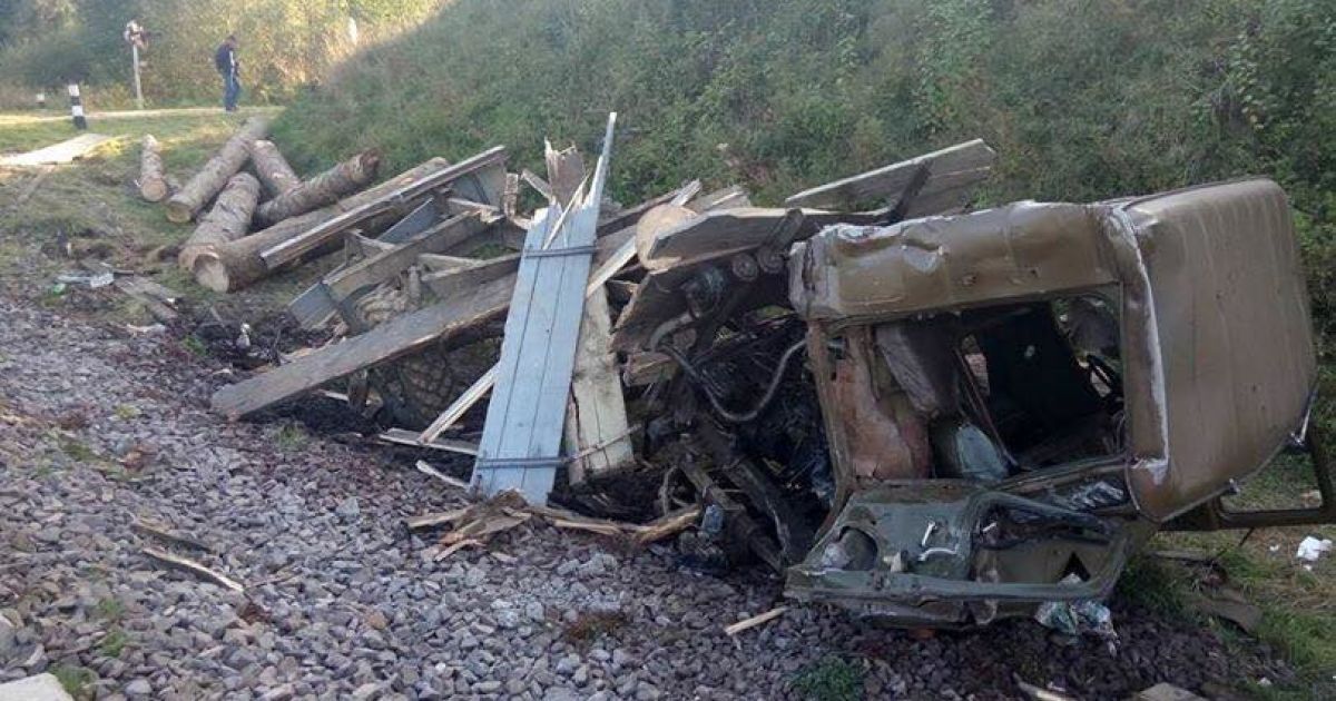 електричка розчавила вантажівку_7 / © facebook/Ігор Зінкевич