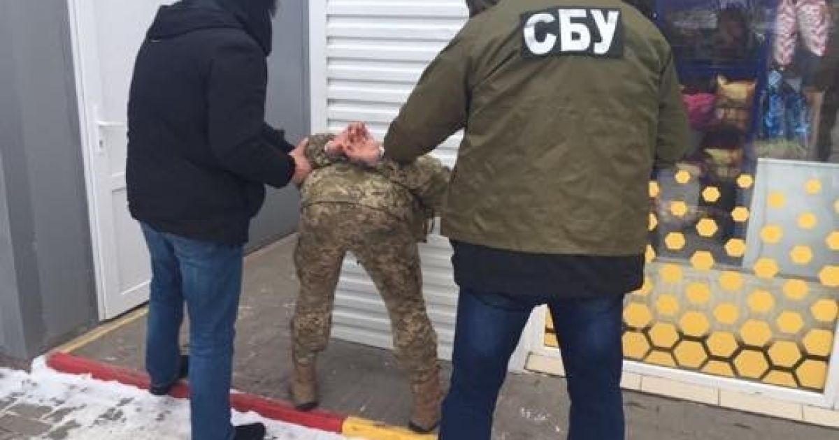 На Буковине задержали пограничника, который получил взятку в тысячу евро за содействие контрабанде