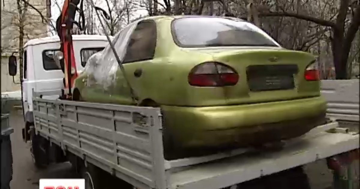 В Киеве коммунальщики "охотятся" на старые авто
