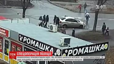 У поліції прокоментували відео, як у Києві невідомі на очах перехожих заштовхують жінку в авто