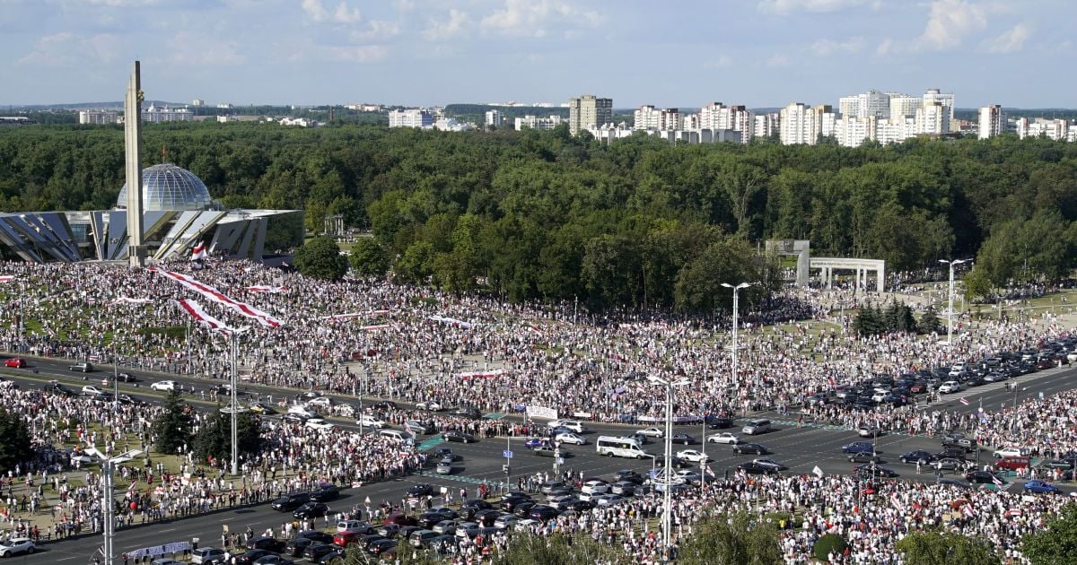 На мітинг проти Лукашенка в центр Мінська вийшли до 200 тисяч білорусів - фоторепортаж