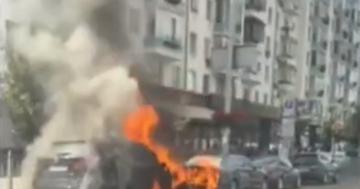 У центрі Києва загорілися дві автівки - BMW‎ і Toyota: з'явилося відео