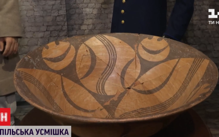 Улыбка, которой 6 тысяч лет: украинскому музею передали трипольское блюдо со "смайликом"