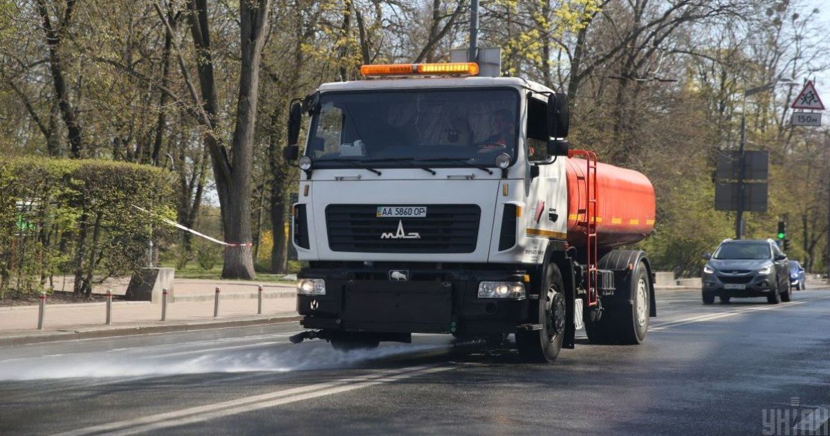 У Києві почали посеред ночі мити вулиці через дуже сильне забруднення повітря