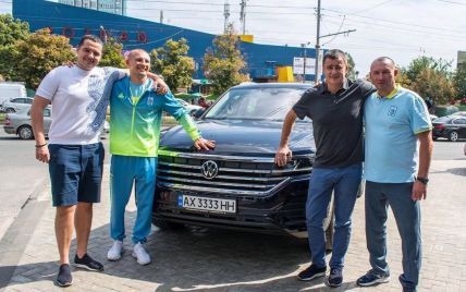 Оце так презент: Федерація боксу України подарувала призеру Олімпіади Хижняку шикарний автомобіль