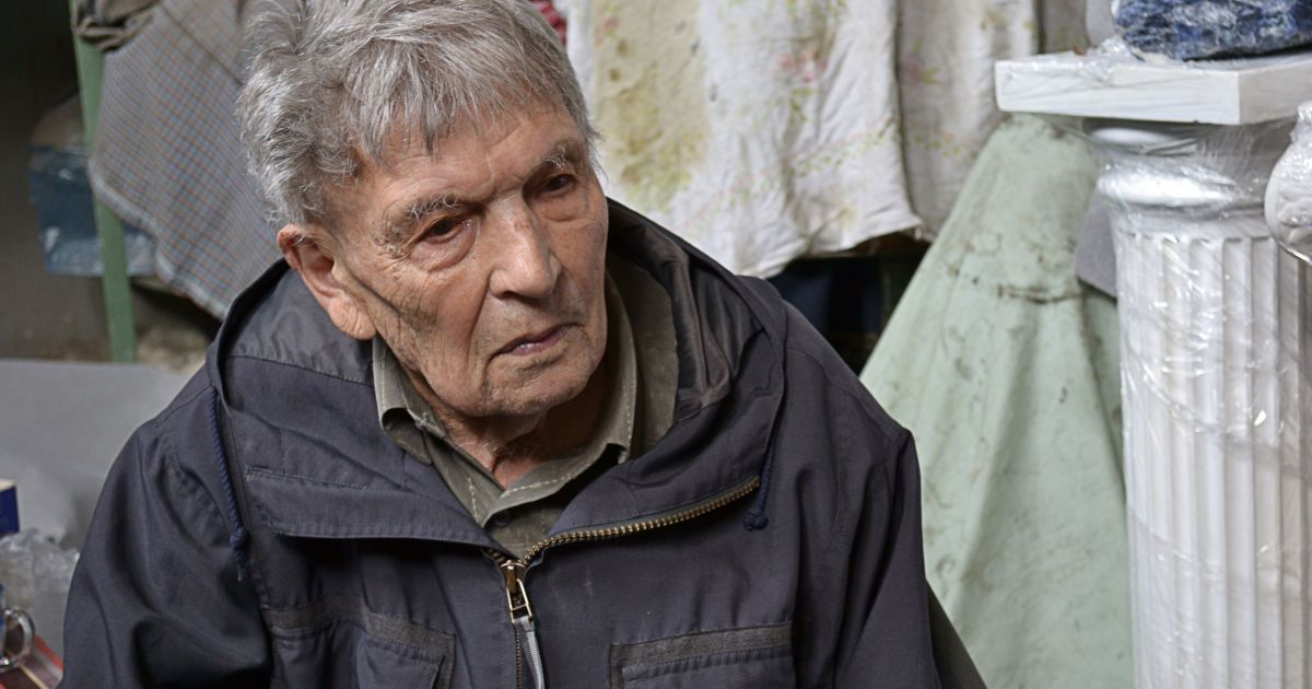 Василий Винайкин в своей мастерской