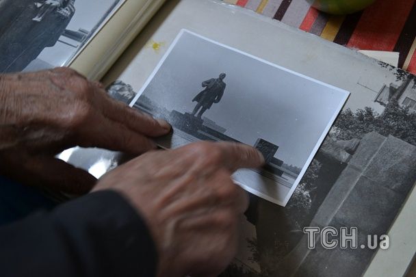 Фотографии из личного архива В.Винайкина. Памятник Ленину на площади Мариуполя / © tsn.ua