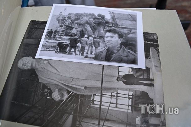 Фотографии из личного архива В.Винайкина. Ленин в Мариуполе и композиция "Передача оружия" в Киеве / © tsn.ua