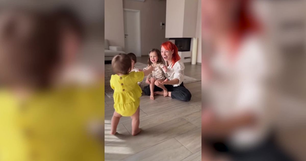 Відео — Світлана Тарабарова показала миле відео, як її 11-місячна донька вчиться ходити