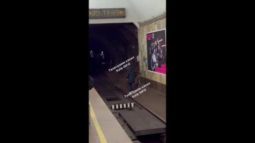 В метро Києва жінка гуляла по коліях, а чоловік на рейках "збирав гриби